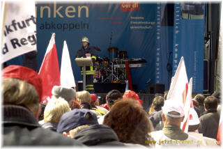 " Alleine auf dem Podium, daf&uuml;r aber lautstark und redegewand. "